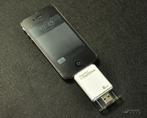 苹果专用U盘i-FlashDrive连接苹果iPhone 4