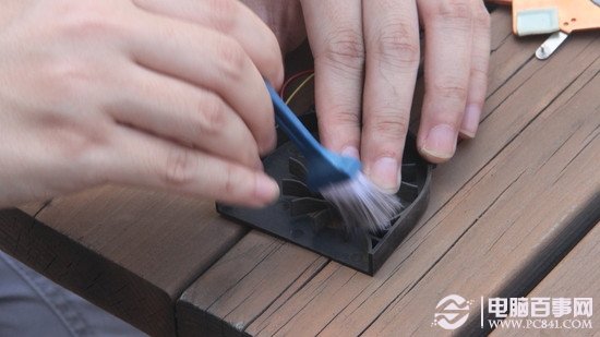 夏季如何为电脑散热     笔记本清理灰尘图文教程
