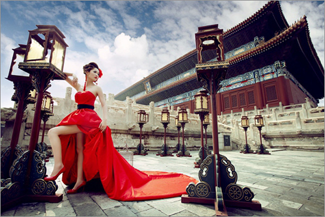 Photoshop给古建筑人物图片增加天空及美化细节 全福编程网